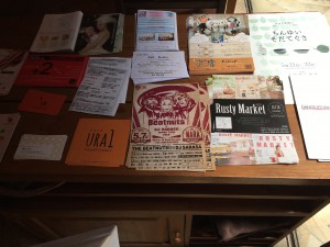 チラシを他店においてもらうのも、ひとつ。相互に置きあうチラシ用のテーブルをつくっておくといいですね。