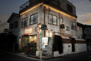 「夢の国」をテーマにデザインした美容室様の内装&外装工事写真です。
