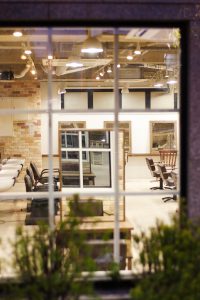 最近の工事デザインの流行りは、「~~屋さん風」でしょうか。写真は、雑貨屋さん風のご依頼でした。他に、おしゃれなパン屋さん風など。