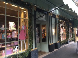 パリのかわいいマカロン屋さんのラデュレ。ファサードのかわいさは、ショーウインドウの使い方もあわさっているのですね。