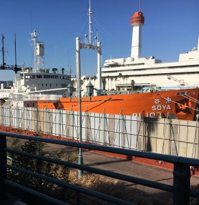 初代南極観測船を無料で見学できるのご存知ですか。「宗谷」。戦中は軍艦として使用されたりしながら、戦後、改良をくわえられた歴史をひもといてみたら、「ただそれだけでおわり」ってことはないのだなあと、ひしと感じました。わたしたちは、人間ですもの、自分の意思で何者にも、変わることができます。